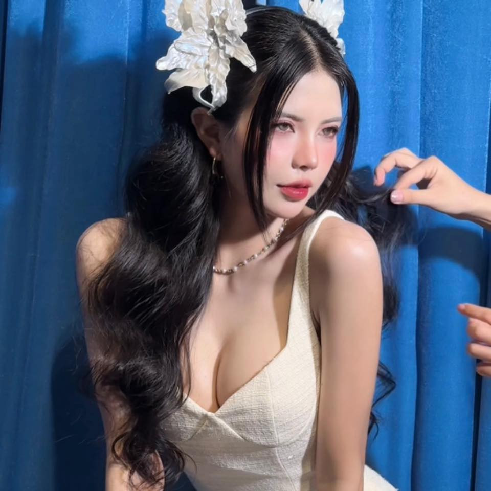 Khác với các lần khoe dáng trước đó, Mai Dora giờ “chơi lớn”, để lộ toàn bộ đôi chân dài miên man như siêu mẫu lên ống kính. Cú lừa này khiến nhiều anh em game thủ không khỏi ngỡ ngàng, phải tấm tắc ca ngợi cái kết có “1-0-2” như vậy.