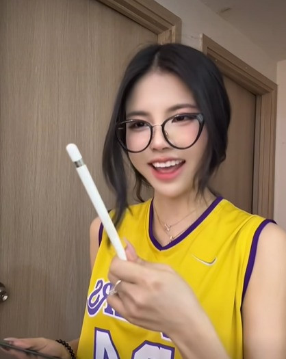 Ở đầu video, Mai Dora đã theo dõi một động tác quay bút cực kỳ biến ảo. Không chần chừ, nữ MC lập tức lấy luôn “đồ nghề” để học theo kỹ năng này.