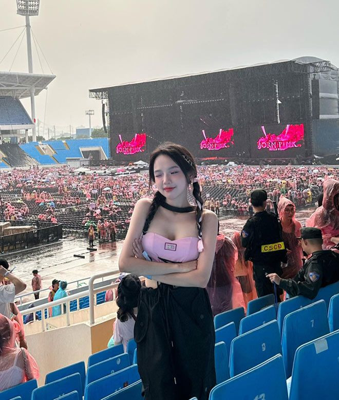 Hình ảnh một cô gái xinh đẹp với tinh thần “quẩy nhiệt tình, quẩy hết mình” cũng được chia sẻ rộng rãi trên mạng xã hội. Diện trang phục đen – hồng (màu sắc đặc trưng của nhóm nhạc BlackPink), cô nàng gây ấn tượng bởi nhan sắc xinh đẹp, vóc dáng gợi cảm. Trong số rất nhiều khoảnh khắc “đu idol”, hình ảnh của cô gái này gây chú ý hơn cả.