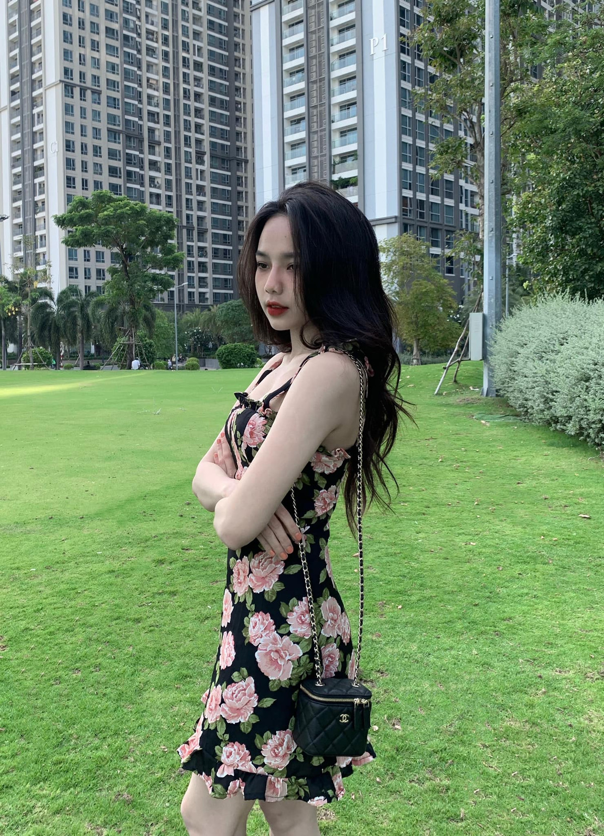 Tốt nghiệp trường Báo chí nhưng hiện tại Quỳnh Trang theo đuổi công việc chính là mẫu ảnh. Cô nàng xây dựng cho mình phong cách nhẹ nhàng, nữ tính không kém phần gợi cảm và quyến rũ. Ước mơ lớn nhất của Quỳnh Trang là trở thành MC/BTV và hiện tại, cô nàng vẫn đang nỗ lực trau dồi kiến thức để thực hiện ước mơ.