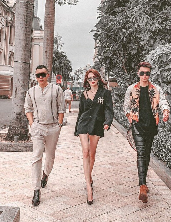 Trong lần khác, việc diện mốt giấu quần, Ngọc Trinh lại nhận về nhiều bình luận tích cực bởi phong cách phối đồ cực năng động và sang chảnh.