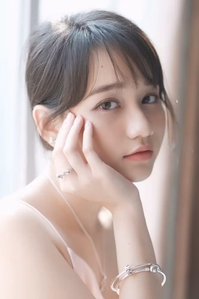 "Nàng thơ" của Mắt Biếc thường ngày chuộng phong cách nữ tính, dịu dàng và ít khi trang điểm đậm.