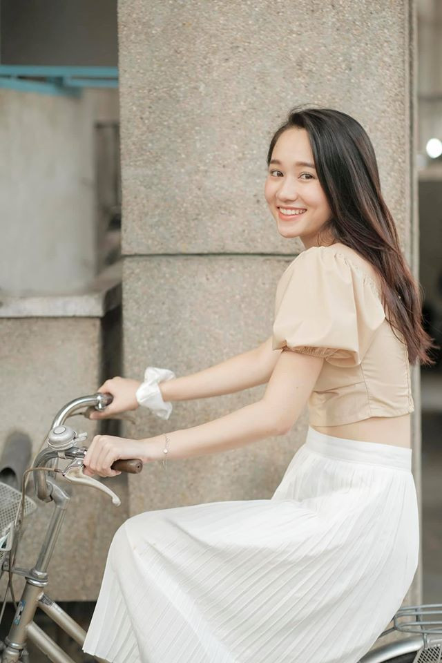 Hot girl Trúc Anh sinh năm 1998, với Mắt Biếc cũng là lần đầu cô nàng chạm ngõ điện ảnh nhưng lại gặt hái được những thành công đáng mong đợi.