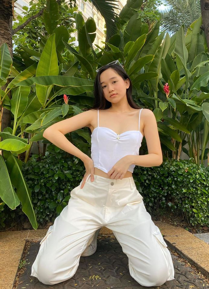 "Mắt Biếc" không chỉ là bộ phim gây sốt thời gian qua mà nó còn là bệ phóng cho không ít các gương mặt diễn viên trẻ tới công chúng. Trong đó, điển hình có cô nàng Trúc Anh thủ vai Hà Lan trong bộ phim của NSX Victor Vũ.