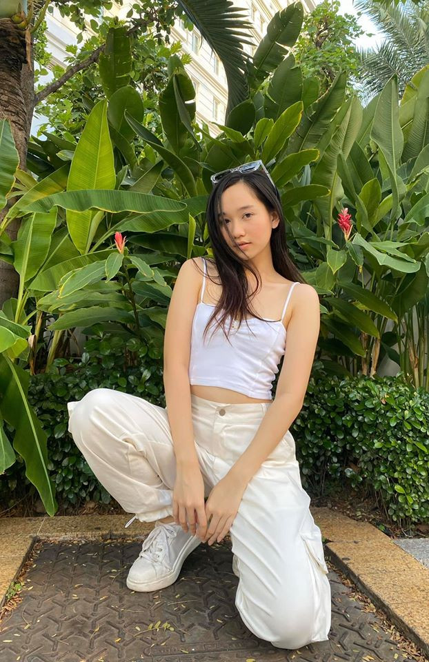 Khác hẳn với hình ảnh chân chất, thậm chí "còn phèn" trong Mắt Biếc. Bước ra ngoài đời thường, gần đây Trúc Anh đã chăm diện những bộ cánh phóng khoảng để khoe xương quai xanh và vòng eo con kiến đáng mơ ước.