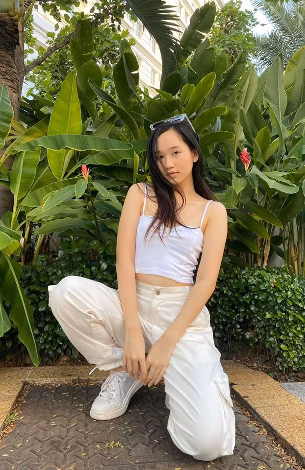 Khác hẳn với hình ảnh chân chất, thậm chí "còn phèn" trong Mắt Biếc. Bước ra ngoài đời thường, gần đây Trúc Anh đã chăm diện những bộ cánh phóng khoảng để khoe xương quai xanh và vòng eo con kiến đáng mơ ước.