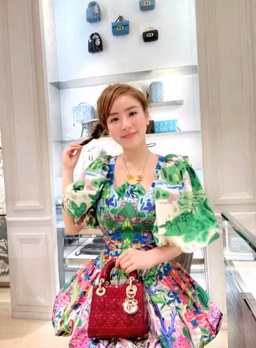 Trên trang cá nhân, Phương Bora thường xuyên đăng tải nhiều hình ảnh quyến rũ.