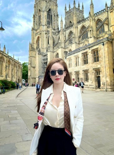 Điển hình với kiểu dáng ôm trọn cơ thế, điểm nhấn chính vào phần eo và hông, đồng thời để khoe được bờ vai mảnh, xương quai xanh, bắp tay nhỏ nhắn cũng là điểm khiến hot girl Hà thành tự tin nhất trên cơ thể.