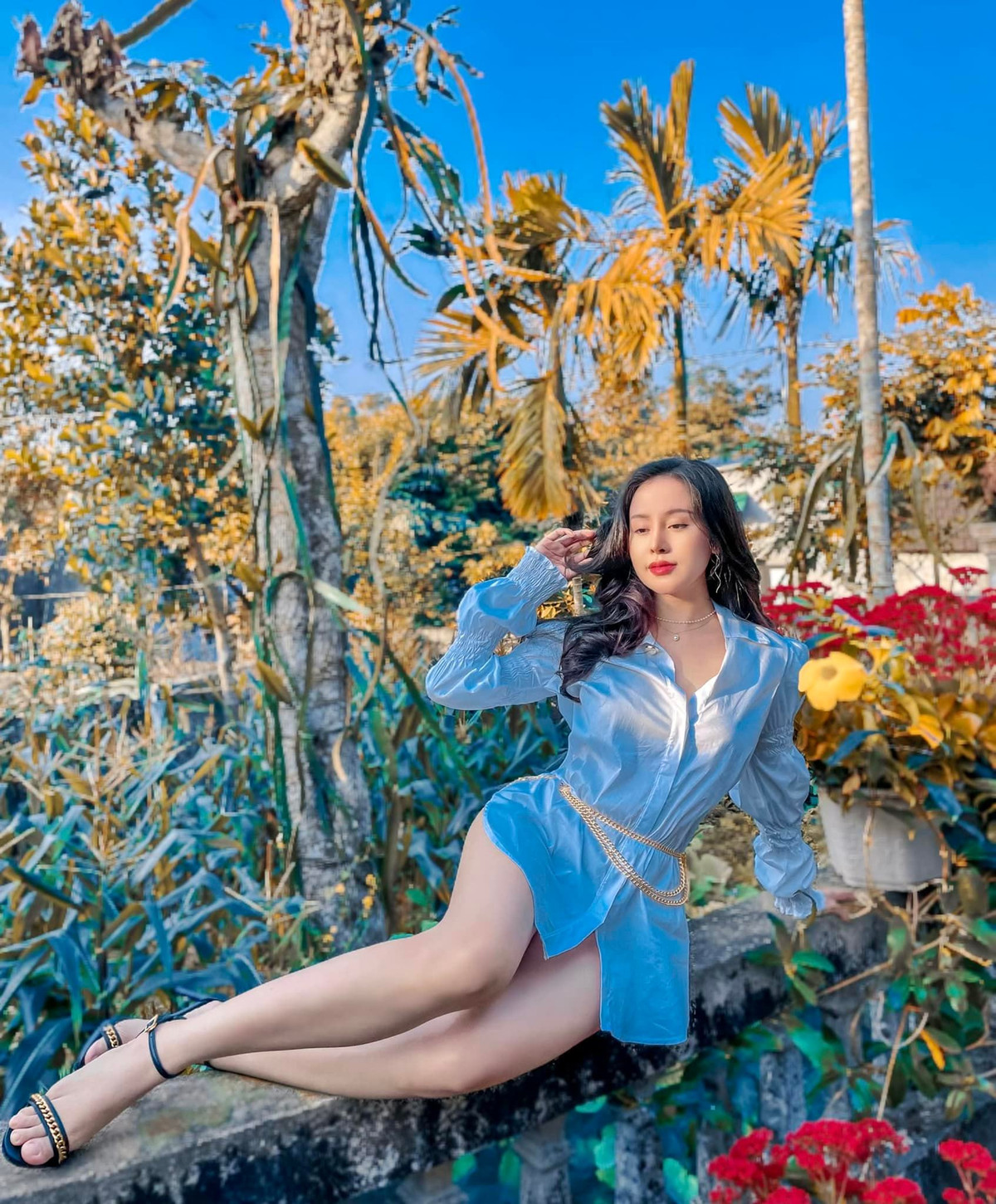 Ngoài ra đứng sau thành công của bà Tưng còn có một người đàn ông khá đặc biệt. Đó không phải là một vị đại gia giàu có hay một người đàn ông nào khác, mà chính là anh trai ruột của hiện tượng mạng đình đám một thời này. Nói về nhân vật này, gái xinh 9X cho biết đó là người đã cùng bên cô những ngày tháng khó khăn nhất.