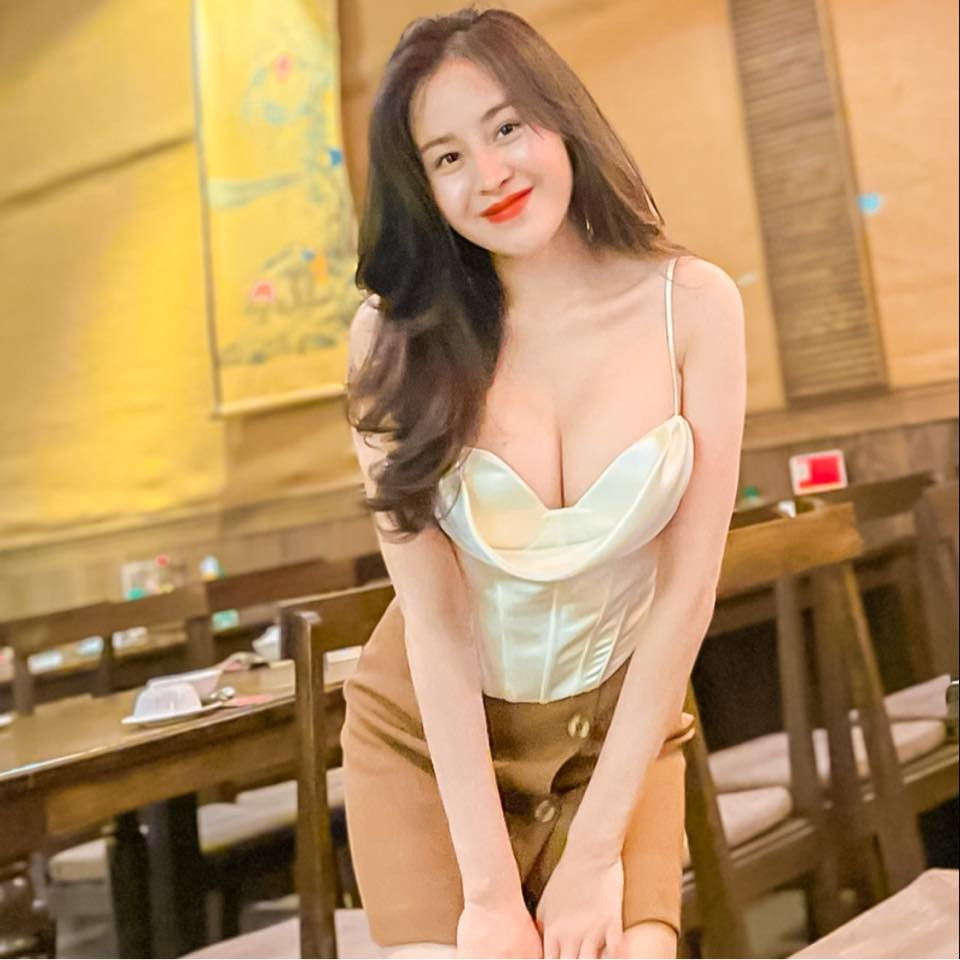 Dù không còn là hiện tượng mạng đình đám như cách đây 9 năm nhưng hot girl bà Tưng vẫn giữ được súc hút của mình với fan bởi ngoại hình xinh đẹp, gợi cảm cùng phong cách trò chuyện thú vị khi tương tác. Người đẹp 29 tuổi cũng thừa nhận công việc kinh doanh và đầu tư bất động sản giúp cô có một nguồn thu tương đối tốt.