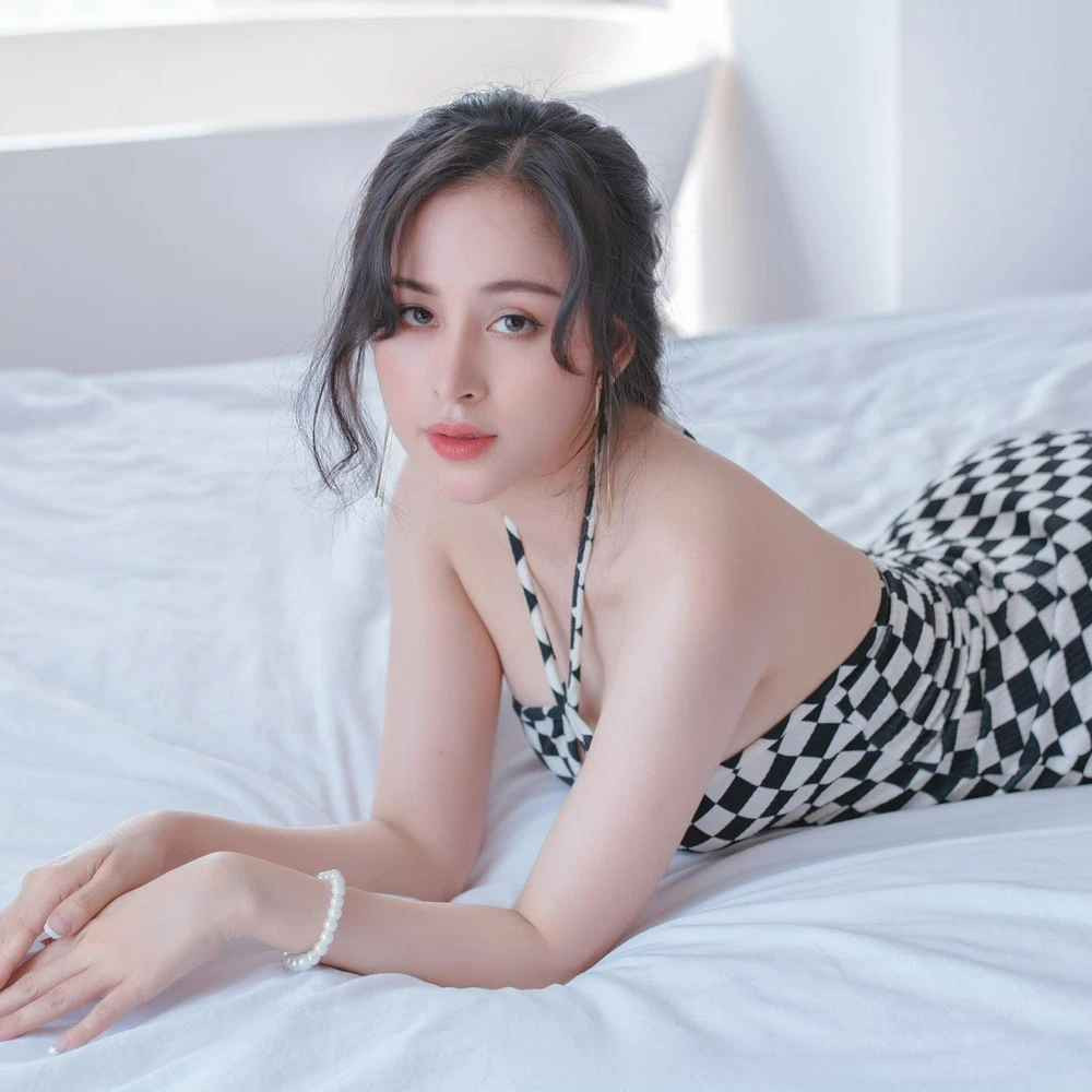 Bên cạnh đó, bà Tưng cũng chia sẻ về mẫu hình bạn trai lý tưởng đó là người đàn ông trưởng thành và tính cách chững chạc. Cô nàng thường rất nể phục những chàng trai cư xử lịch thiệp, tử tế, và yêu trẻ con, động vật.