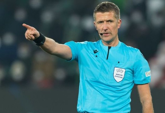 Vị vua áo đen 47 tuổi từng tham dự World Cup 2018 trong vai trò VAR (trợ lý trọng tài video).