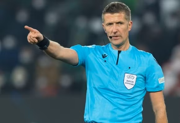 Vị vua áo đen 47 tuổi từng tham dự World Cup 2018 trong vai trò VAR (trợ lý trọng tài video).