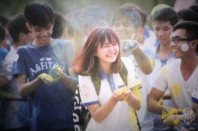 Hạ Thảo sinh năm 1998, hiện cô bạn này là sinh viên năm nhất khoa Quản lý công nghiệp, trường Đại học Bách khoa TP HCM. Nữ sinh này “nổi như cồn” trên mạng xã hội trong clip 7 giây mang tên “Con gái Bách khoa nói gì về học kỳ vừa qua”.