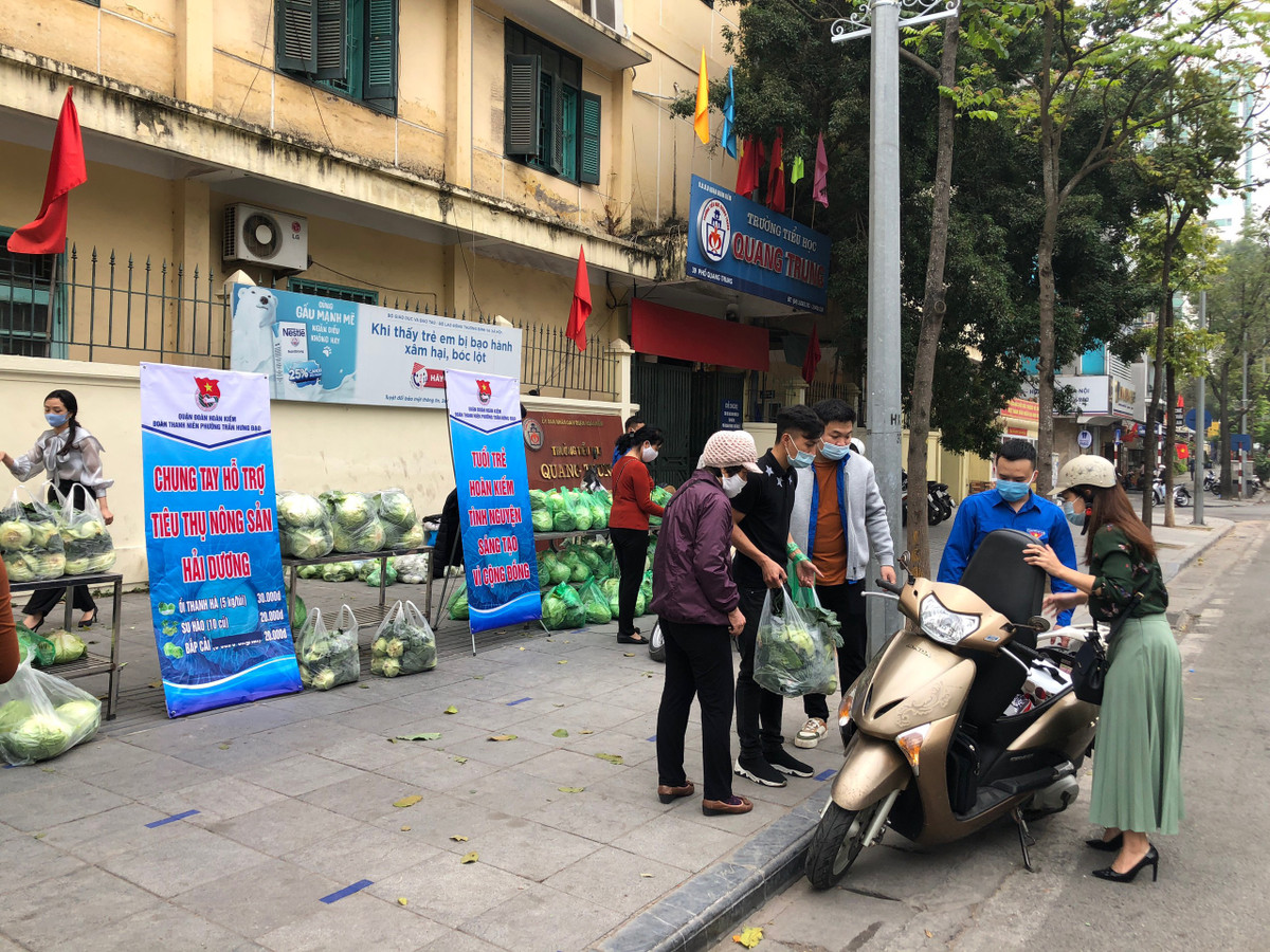 Đ/c PBT Đoàn TN Cơ quan Thành đoàn Hà Nội - Nguyễn Mai Anh cũng cho biết thêm: "Từ ngày 22/2, nhiều cá nhân, tổ chức, cơ quan, đơn vị đã đặt hàng lượng lớn nông sản hỗ trợ người nông dân Hải Dương tiêu thụ thông qua Fanpage Thành đoàn Hà Nội. Với hình thức đặt hàng online này, sẽ hạn chế việc tập chung đông người để tránh lây lan COVID-19".