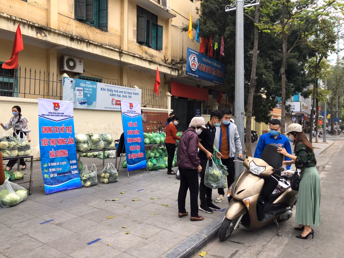 Đ/c PBT Đoàn TN Cơ quan Thành đoàn Hà Nội - Nguyễn Mai Anh cũng cho biết thêm: "Từ ngày 22/2, nhiều cá nhân, tổ chức, cơ quan, đơn vị đã đặt hàng lượng lớn nông sản hỗ trợ người nông dân Hải Dương tiêu thụ thông qua Fanpage Thành đoàn Hà Nội. Với hình thức đặt hàng online này, sẽ hạn chế việc tập chung đông người để tránh lây lan COVID-19".