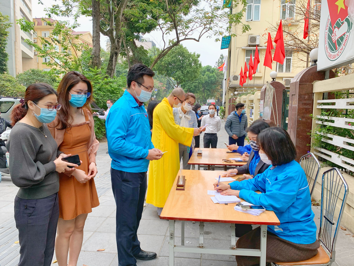 Chia sẻ với PV, Đ/c Nguyễn Mai Anh - PBT Đoàn TN Cơ quan Thành đoàn Hà Nội cho biết, trong đợt giải cứu nông sản Hải Dương tại Hà Nội do Thành đoàn Hà Nội tổ chức có 6 địa điểm đó là Cổng trường Đại học Công nghệ Giao thông vận tải (54 Triều Khúc, Hà Đông), Cổng trường Tiểu học Quang Trung (39 Quang Trung, Hoàn Kiếm), Cổng trường Tiểu học Tây Sơn (số 60 Lê Đại Hành), Cổng trường Tiểu học Lê Ngọc Hân (41 Lò Đúc), Cổng trường Cao đẳng Y tế Hà Đông (39 Nguyễn Viết Xuân, Hà Đông) và Trước cổng trụ sở cơ quan Thành đoàn Hà Nội (14A Phan Chu Trinh, Hoàn Kiếm).