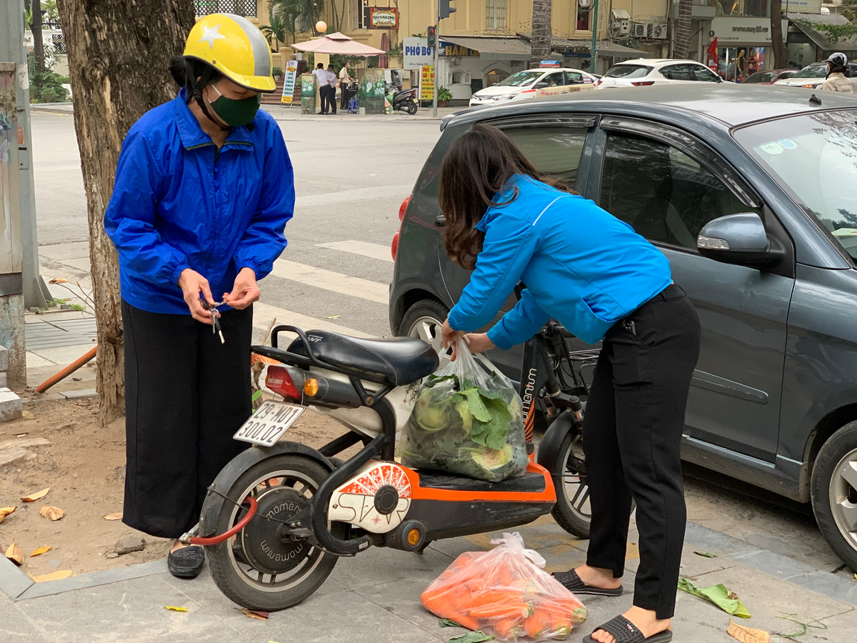 Theo ghi nhận của PV, điểm tiêu thụ nông sản đảm bảo triển khai đầy đủ các quy trình phòng dịch như: sát khuẩn tay cho người mua và bán, trang bị khẩu trang y tế trong suốt quá trình mua bán, đảm bảo giãn cách, tối gỉản quy trình mua bán nhằm hạn chế tập trung đông người,…