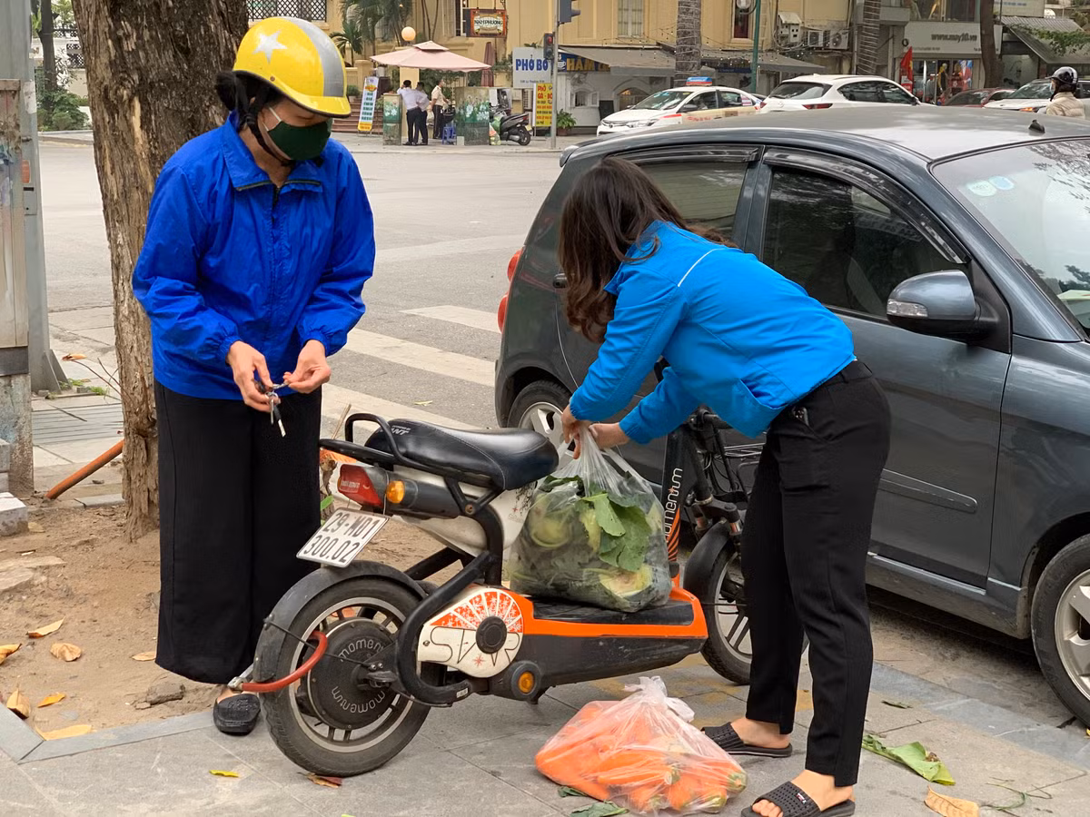 Theo ghi nhận của PV, điểm tiêu thụ nông sản đảm bảo triển khai đầy đủ các quy trình phòng dịch như: sát khuẩn tay cho người mua và bán, trang bị khẩu trang y tế trong suốt quá trình mua bán, đảm bảo giãn cách, tối gỉản quy trình mua bán nhằm hạn chế tập trung đông người,…