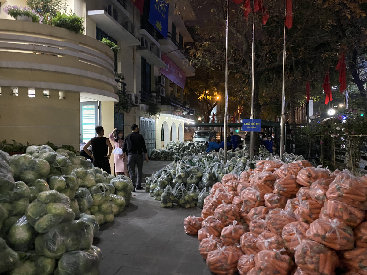 Sau khi những chuyến xe trở nông sản Hải Dương tới trụ sở Thành đoàn Hà Nội - 14 phố Phan Chu Trinh được đoàn viên Chi đoàn VP Thành đoàn Hà Nội, sinh viên tình nguyện Đại học Công đoàn và Đại học Thương mại triển khai dỡ hàng, sắp xếp ngay trong đêm 23, rạng sáng 24/2 để sẵn sàng cho hoạt động hỗ trợ tiêu thụ nông sản.