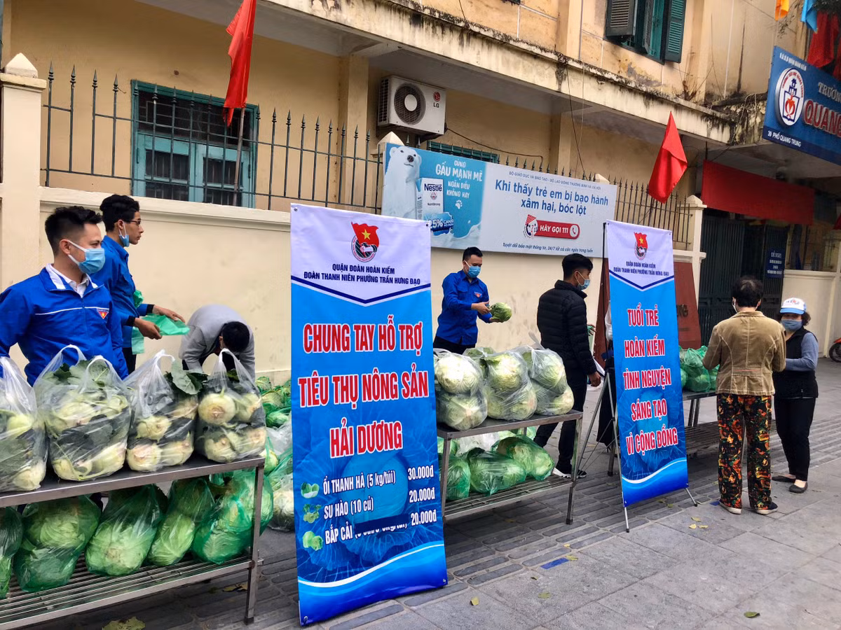 Gian hàng chung tay hỗ trợ tiêu thụ nông sản Hải Dương tại điểm trường Quang Trung - Hoàn Kiếm.