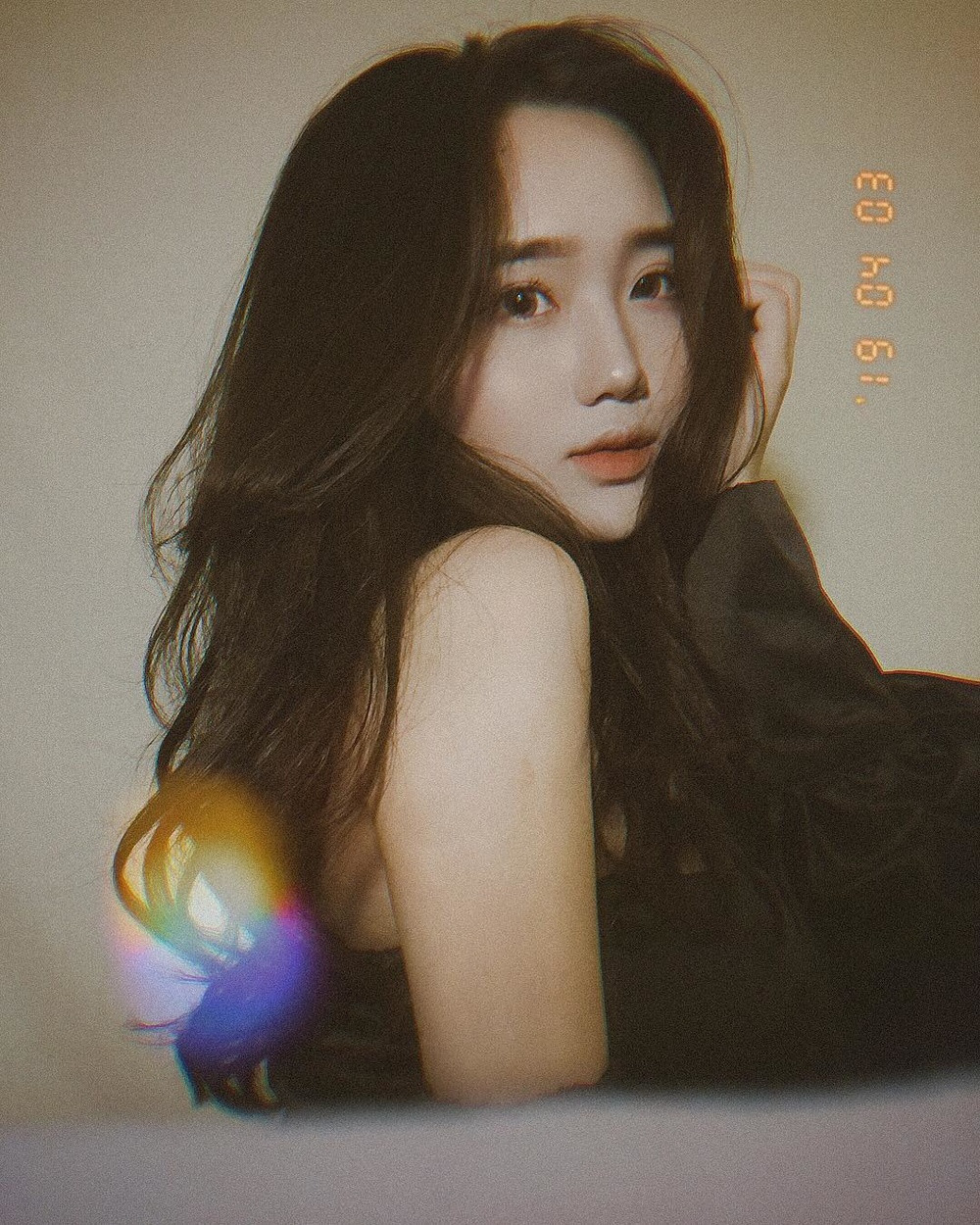 Hồng Vân sở hữu sống mũi thẳng, làn da trắng, nét nào chuẩn nét đó, nên dù trang điểm đậm hay nhạt, nhan sắc của cô nàng trông cũng rất hoàn hảo.