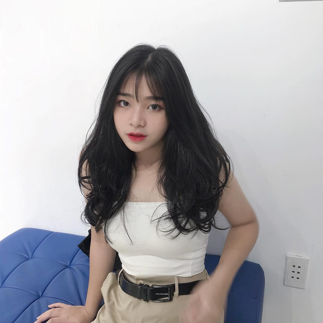 Trên các trang mạng xã hội cá nhân, hot girl Instagram đáng yêu thường chia sẻ những tấm ảnh đời thường cùng những tấm ảnh streetstyle cực chất, không quên khoe triệt để gương mặt thiên thần của mình.