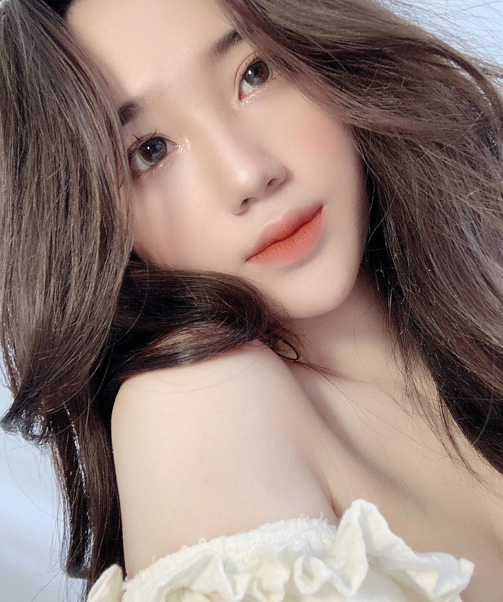 Hồng Vân cũng là hot girl nổi tiếng trên Instagram với hơn 243.000 người theo dõi. Người đẹp từng gây náo loạn mạng xã hội bởi bức ảnh thẻ hoàn hảo của mình.