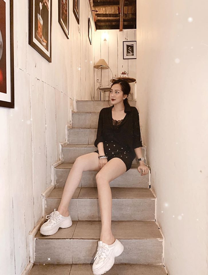 Dư Hàng My là em họ của giọng ca “Em gái mưa” – ca sĩ Hương Tràm. Dù bắt đầu nổi tiếng từ khi xuất hiện trong những bức ảnh mà nữ ca sĩ đăng tải trên Facebook cá nhân, nhưng thực tế, cô nàng mới bùng nổ nhan sắc và được chú ý nhiều hơn trên MXH thời gian gần đây.