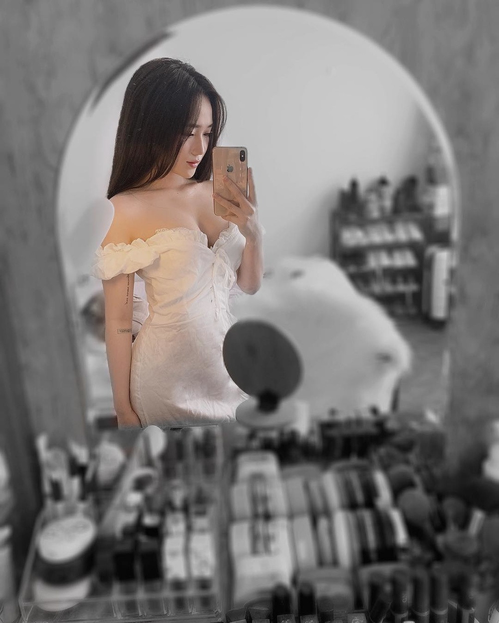 Không chỉ sở hữu khuôn mặt cá tính Hồng Vân còn sở hữu vóc dáng hoàn hảo với số đo ba vòng 90-66-95. Cô nàng cũng rất biết khoe khéo lợi thế body của mình trên MXH.