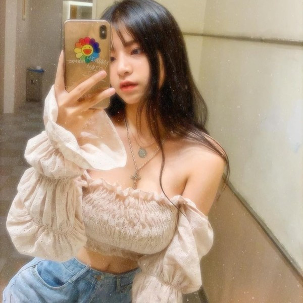 Trên Instagram, Ngọc Quỳnh rất nổi tiếng với hơn 453.000 người theo dõi. Hot girl Việt sinh năm 2001, cựu học sinh tại trường Trần Phú (TP.HCM) gây ấn tượng khi sở hữu một gương mặt rất xinh đẹp mà theo nhiều người đánh giá là vừa dễ thương vừa có những đường nét tựa như gái Hàn.