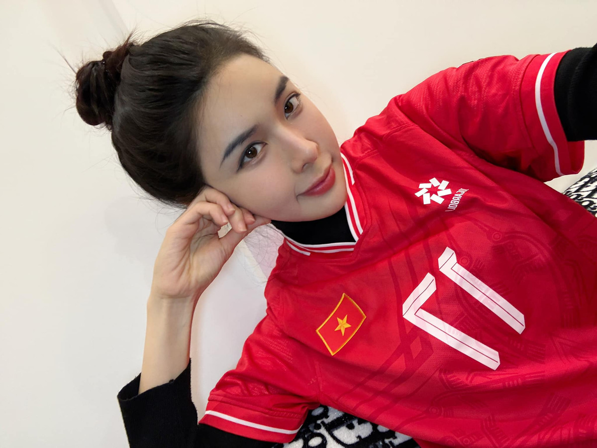 "Thật sự đấy. Mấy người chưa gặp mình, chưa tiếp xúc với mình thì bớt dùng tài khoản ảo đi bịa đặt chuyện, xong kêu là "người quen, bạn cũ",... Bạn bè, anh chị em mình toàn người rất tốt, cũng bận, ai rảnh đi bàn ra tán vào mấy chuyện không liên quan đến họ... Những việc gì chưa được xác thực hay chính tâm của các bạn biết không đúng sự thật thì làm ơn đừng nói. Mình cảm ơn,” bạn gái Vũ Văn Thanh viết.