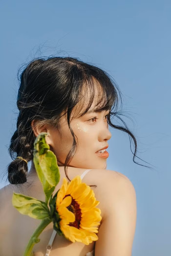 Từ lúc trở về từ Hà Nội, Bùi Hoài lại thấy càng thêm yêu thương vùng núi hoang sơ, nơi mình được sinh ra và lớn lên.