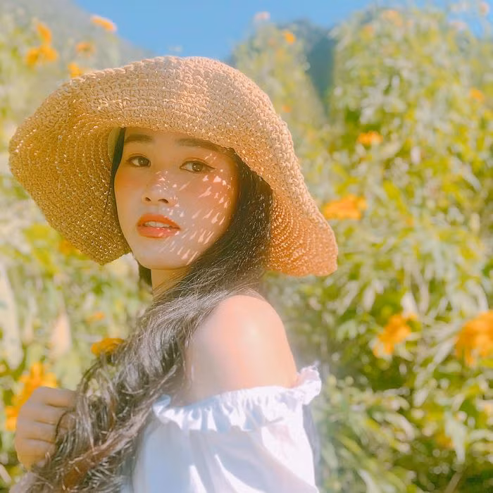 Học hết cấp 3, Bùi Hoài cũng xuống Hà Nội để tiếp tục con đường học vấn giống bao bạn bè đồng trang lứa khác. Sau khi tốt nghiệp Học viện Báo chí và Tuyên truyền, hot girl dân tộc Tày ở lại thành phố làm việc cho một trung tâm dạy ngoại ngữ trong 3 năm rồi "bỏ phố về quê" do không hợp với thành thị.