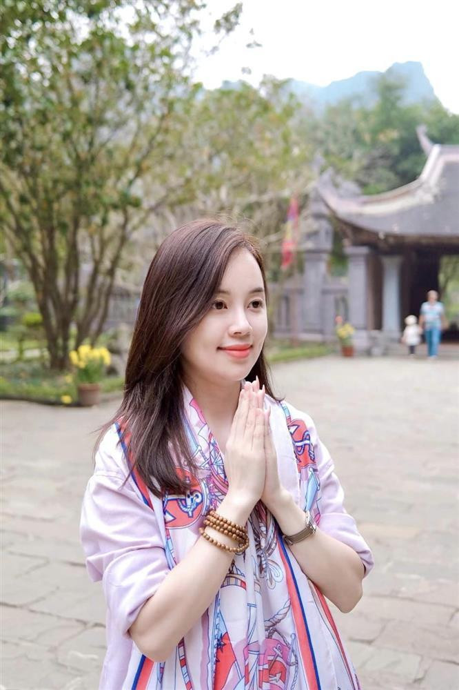 Trong ảnh, mẹ đơn thân này mặc đồ giản dị, chụp ảnh check-in ở rất nhiều nơi của Ninh Bình