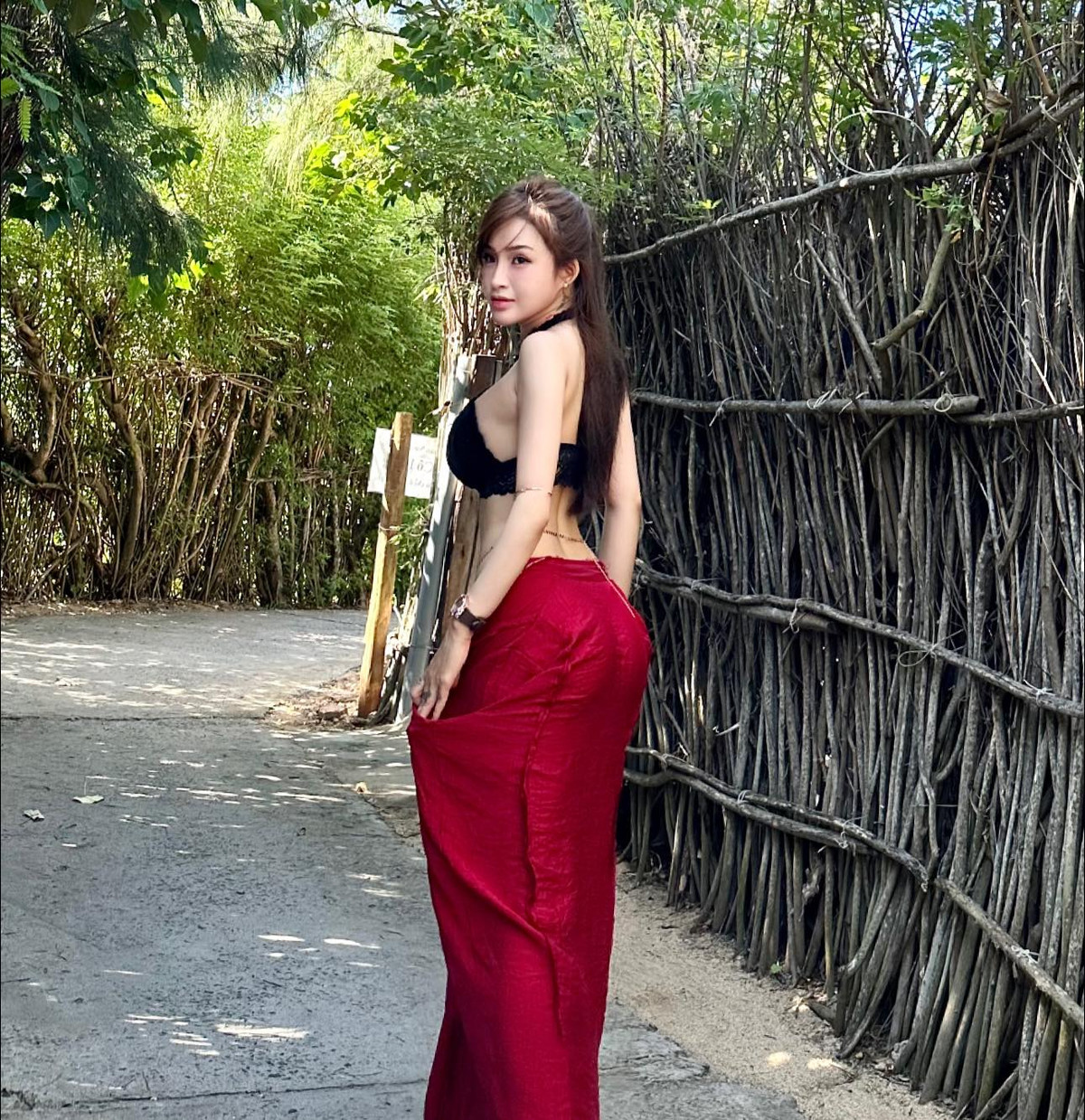 Nhiều cư dân mạng Trung Quốc ca ngợi Bảo Trân là "cực phẩm hot girl" bởi nhan sắc xinh đẹp cùng gu mặc gợi cảm, làm nổi bật đường cong bốc lửa.