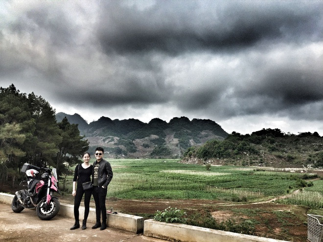 Thật sự, chồng mình chưa bao giờ buông lời chê bai là mình ở nhà ăn mặc lôi thôi mà chỉ nhắc khéo một chút. Mình cũng tự cảm thấy sự lôi thôi là do chính phụ nữ chúng mình đã quên mất bản thân. Tự đánh đồng lôi thôi là ăn mặc thoải mái." Hạnh Nguyên cho biết thêm.