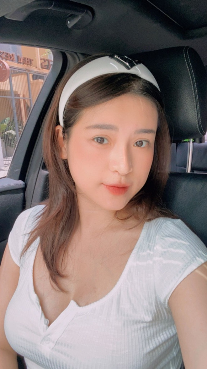 Hạnh Nguyên chia sẻ: "Chồng mình là người khá để ý đến ngoại hình, anh hay phối đồ và góp ý về cách ăn mặc, làm tóc, trang điểm cho mình. Thậm chí, khi đưa mình đi shopping, anh ấy còn tự chọn giày để hợp với từng bộ váy riêng cho vợ...