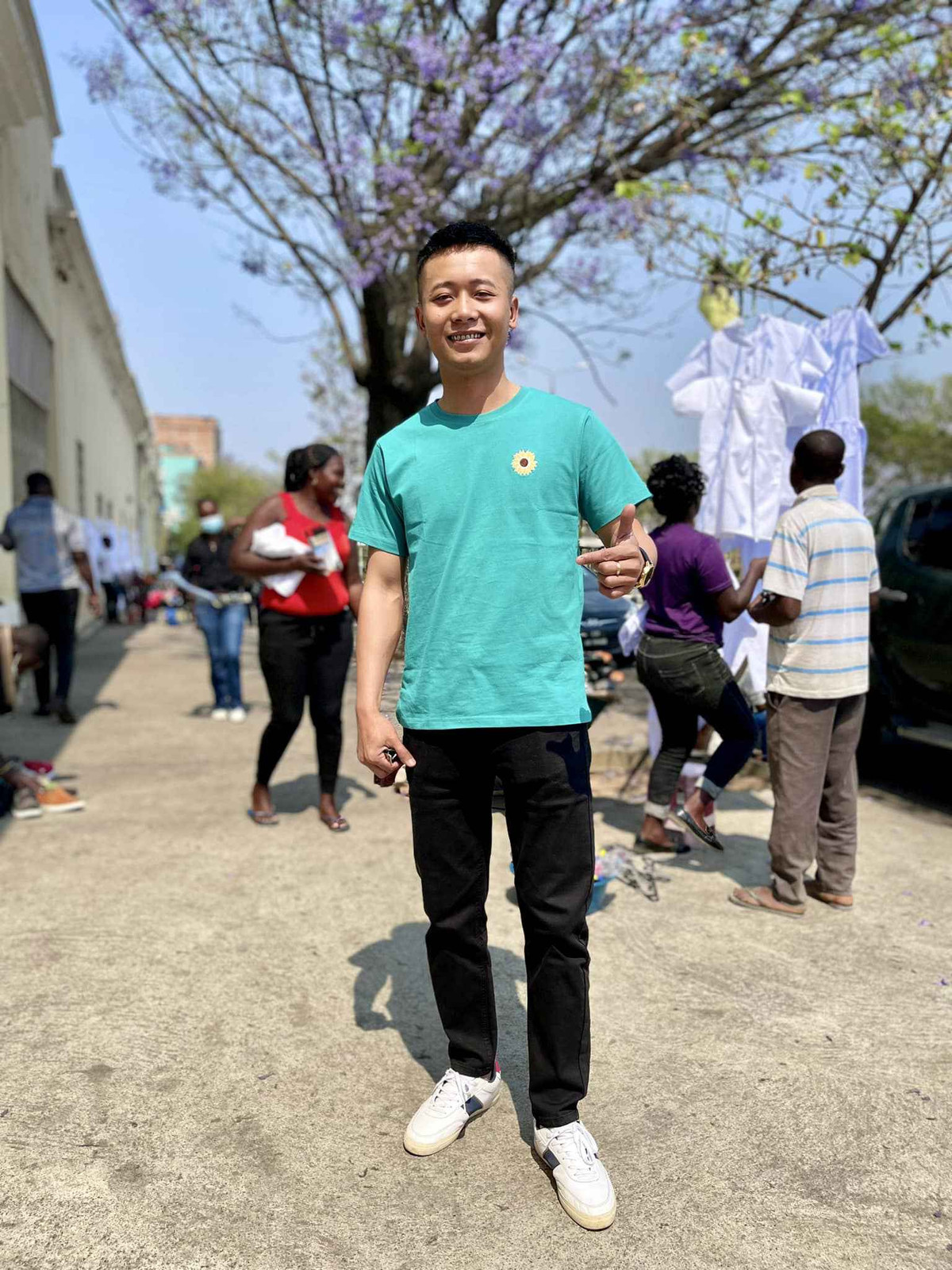 "Mình biết anh em nào cũng sẽ dùng phần mềm để edit video và đa số sẽ bẻ khóa để không phải trả phí bản quyền hàng tháng. Nhưng không ai cho ai free cái gì hết các bạn ạ. Đến lúc người ta cần cái gì ở trong máy mình, người ta sẽ lấy đi bất cứ lúc nào. Vì sao trong một ngày mất rất nhiều kênh là như vậy. Vì người ta lên kế hoạch âm thầm từ lâu rồi, đến lúc cần sẽ gom lại cho "bay" một loạt", Quang Linh nói.