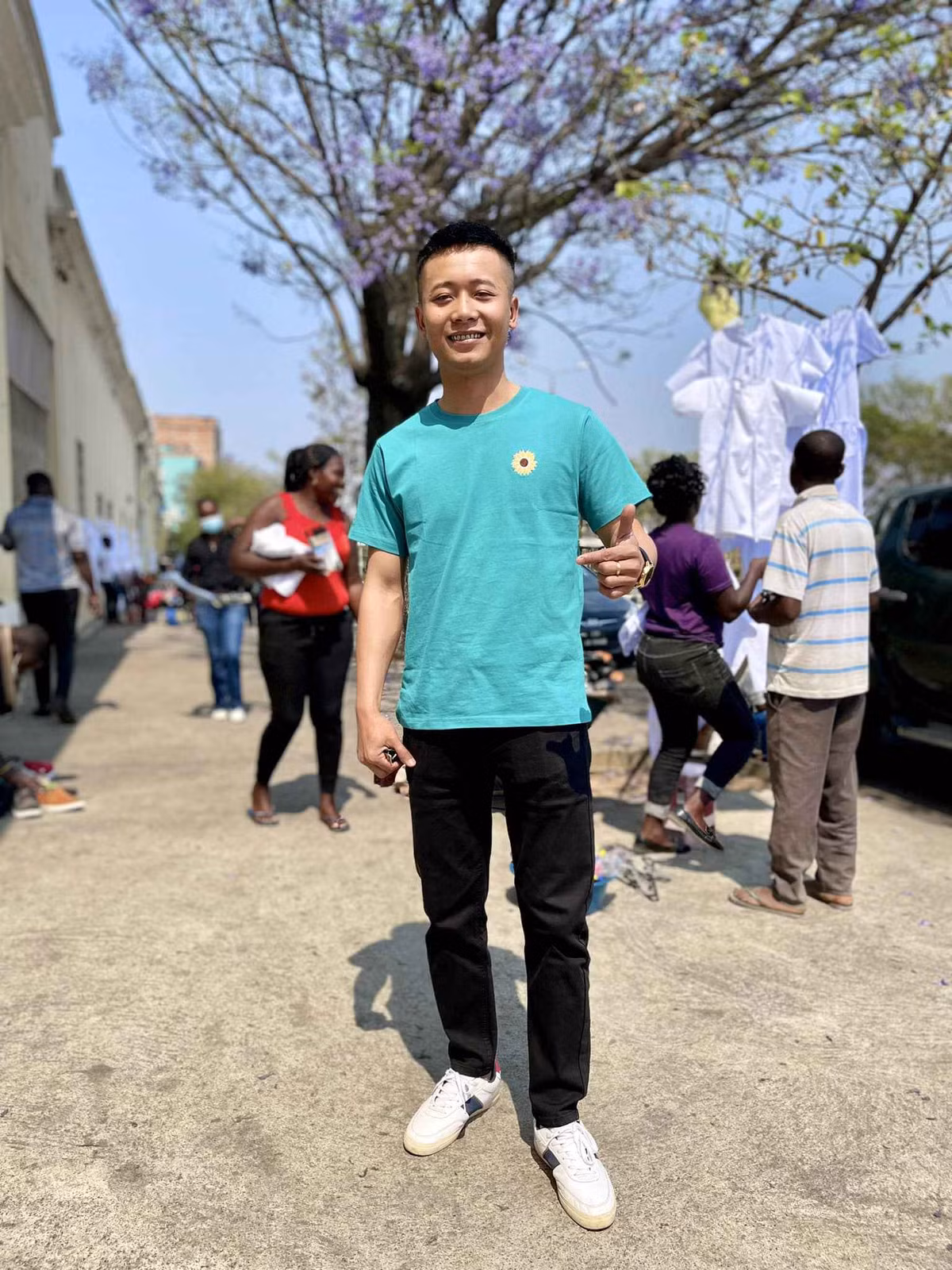 "Mình biết anh em nào cũng sẽ dùng phần mềm để edit video và đa số sẽ bẻ khóa để không phải trả phí bản quyền hàng tháng. Nhưng không ai cho ai free cái gì hết các bạn ạ. Đến lúc người ta cần cái gì ở trong máy mình, người ta sẽ lấy đi bất cứ lúc nào. Vì sao trong một ngày mất rất nhiều kênh là như vậy. Vì người ta lên kế hoạch âm thầm từ lâu rồi, đến lúc cần sẽ gom lại cho "bay" một loạt", Quang Linh nói.