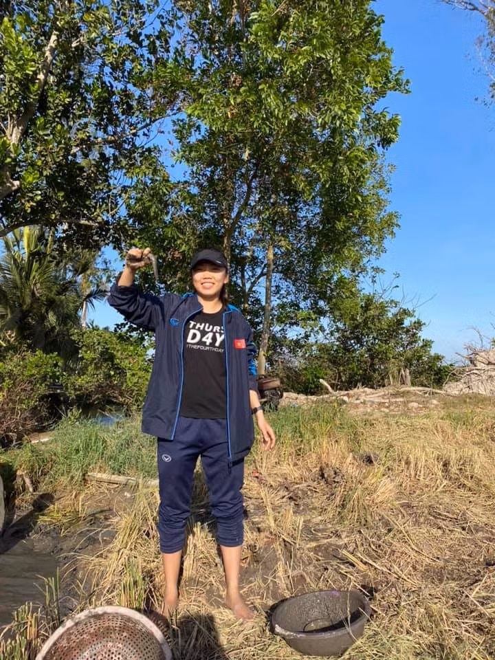 Bình thường ăn mặc đơn giản là vậy nhưng khi có sự kiện quan trọng như nhận quả bóng vàng, Huỳnh Như cực kì chăm chút.