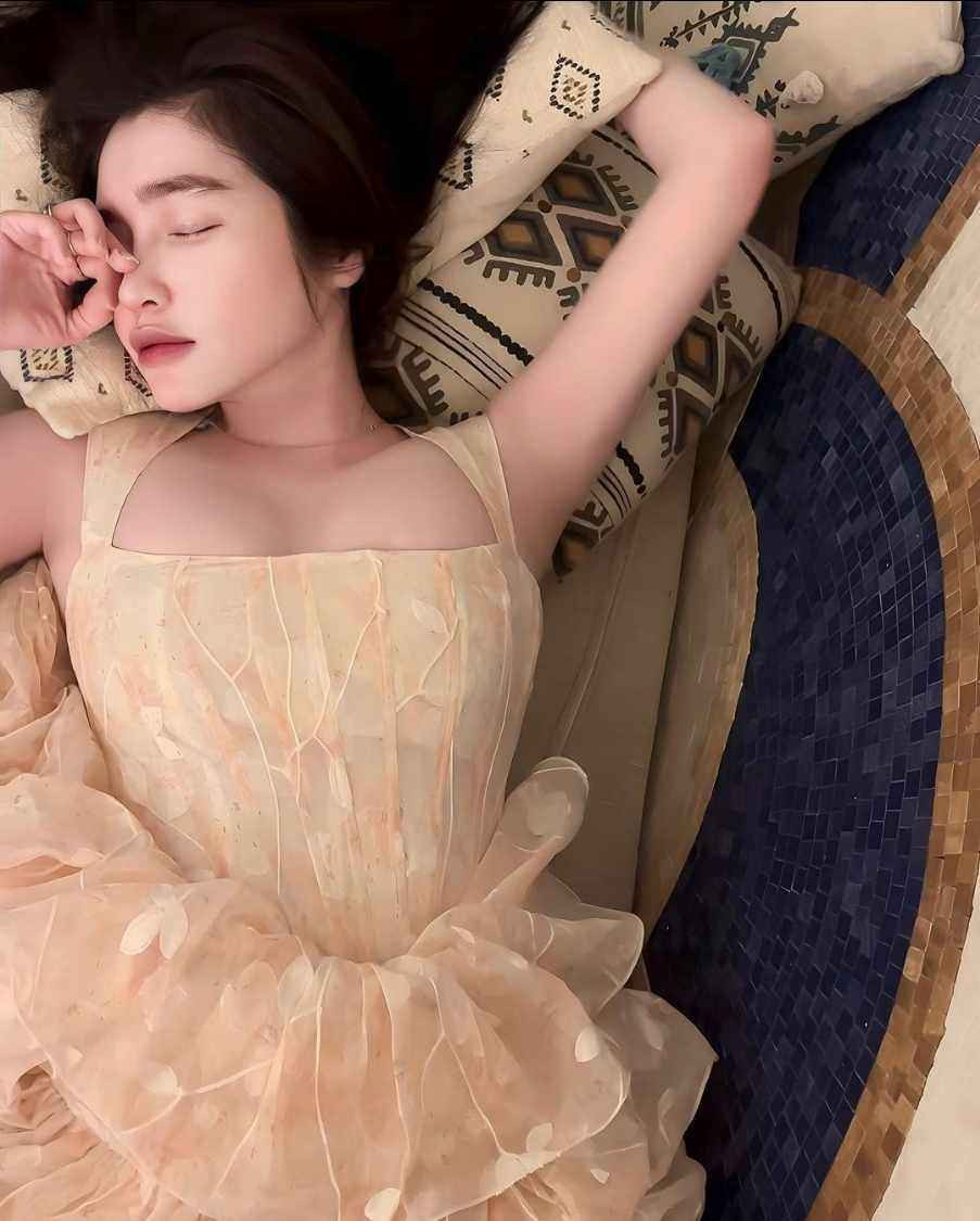 Trước đó, rất nhiều lần người đẹp Elly Trần đã chọn mặc các kiểu váy áo xuyên thấu, chất liệu ren hay vải voan mong manh.