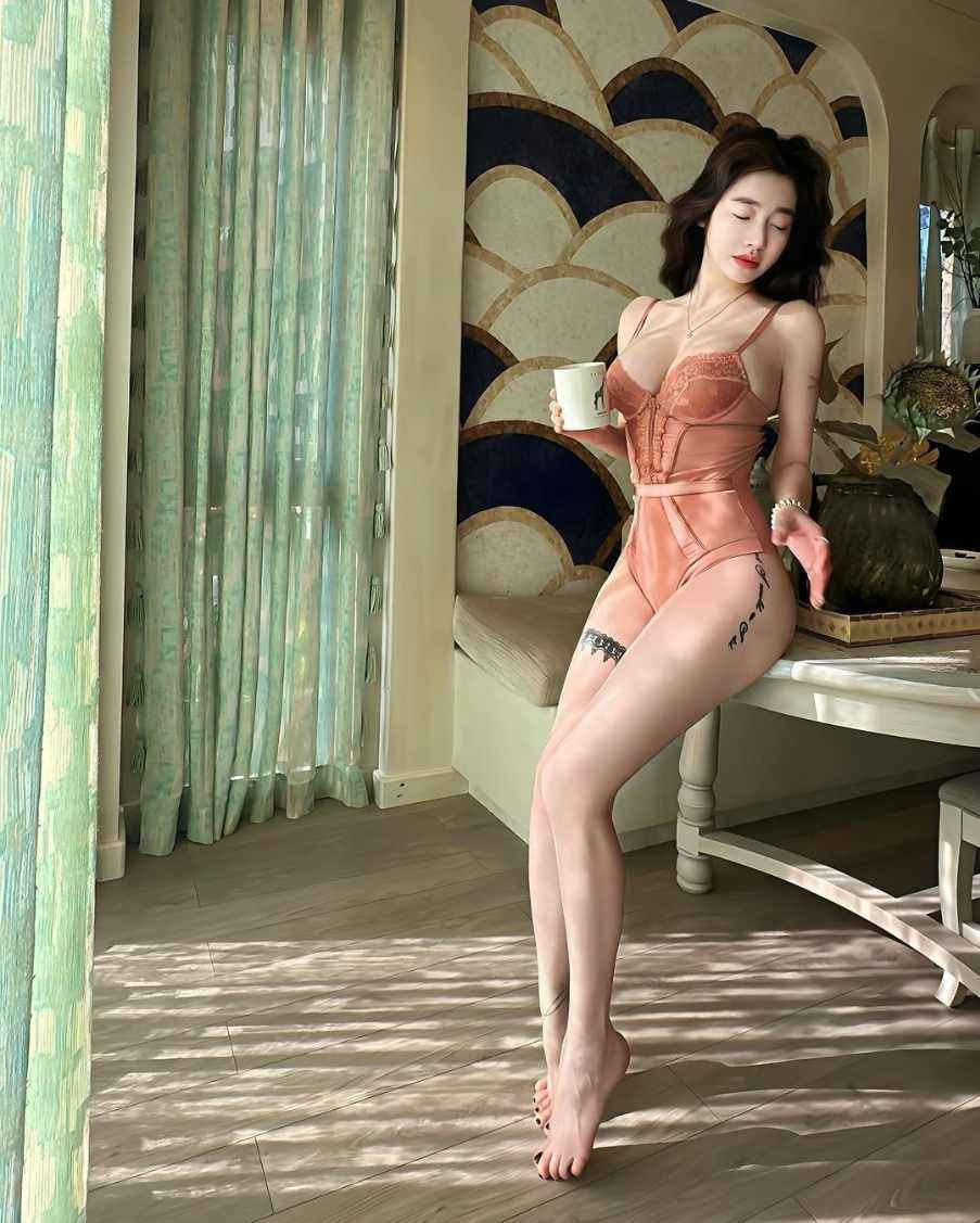 Dù có nhiều tranh cãi về hình ảnh nhưng không thể phủ nhận bà mẹ 2 con rất đẹp với những kiểu trang phục này.