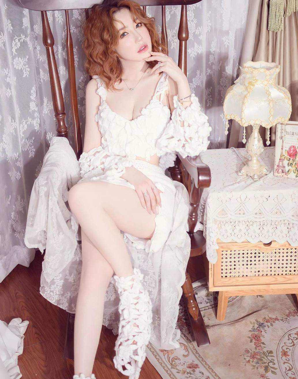 Cho đến nay nhan sắc của người đẹp sinh năm 1987 vẫn khiến nhiều khán giả ước ao. để nổi bật vẻ ngoài của mình, cô nàng thường chọn diện những bộ cánh chất liệu voan, ren mong manh tôn lên vẻ ngoài nữ tính.