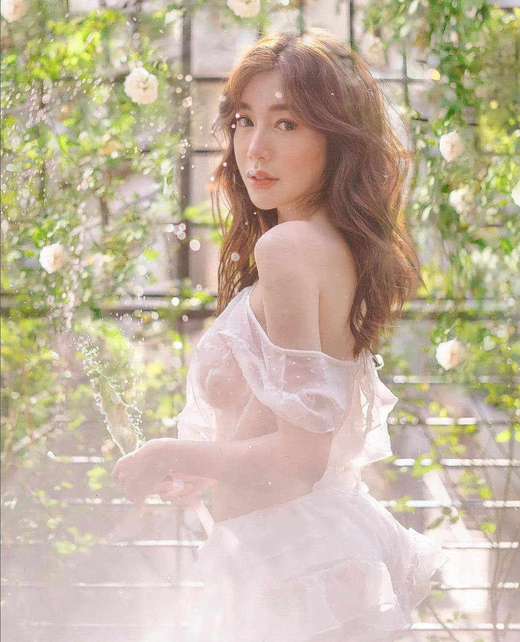 Mới đây, Elly Trần tiếp tục nhận về nhiều chú ý với khoảnh khắc thả dáng trong bộ váy trắng mềm mại, khoe đường cong đẹp như thần Vệ Nữ.