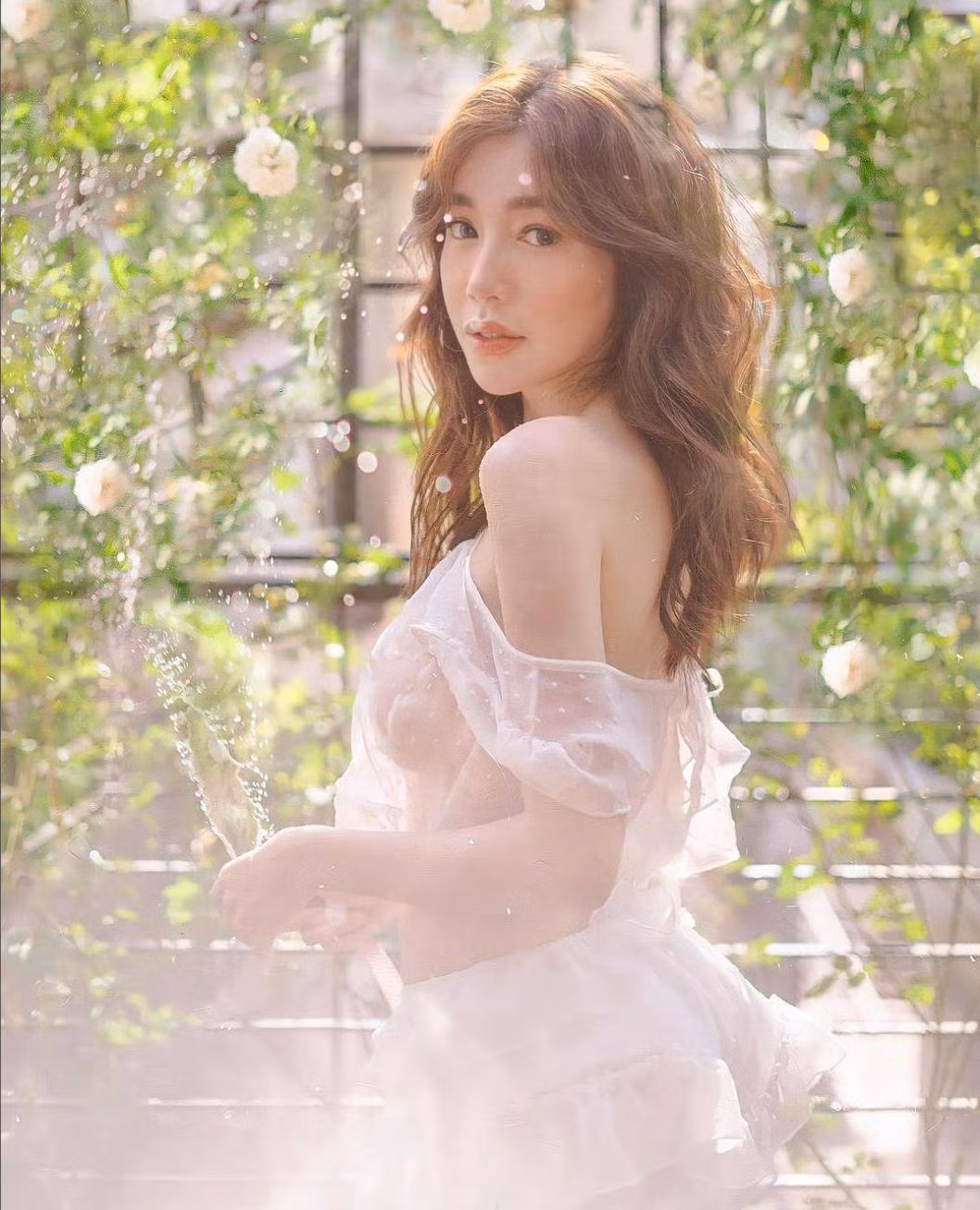 Mới đây, Elly Trần tiếp tục nhận về nhiều chú ý với khoảnh khắc thả dáng trong bộ váy trắng mềm mại, khoe đường cong đẹp như thần Vệ Nữ.