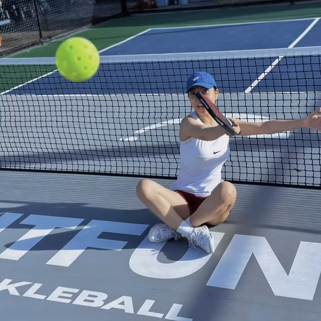 Không lấy làm khó xử, Nhật Lê tinh tế đáp: "Ai quan trọng đến thế sao, Việt Nam vô địch là được". Màn đáp trả của cô được khen mượt mà, khéo léo và tinh tế.