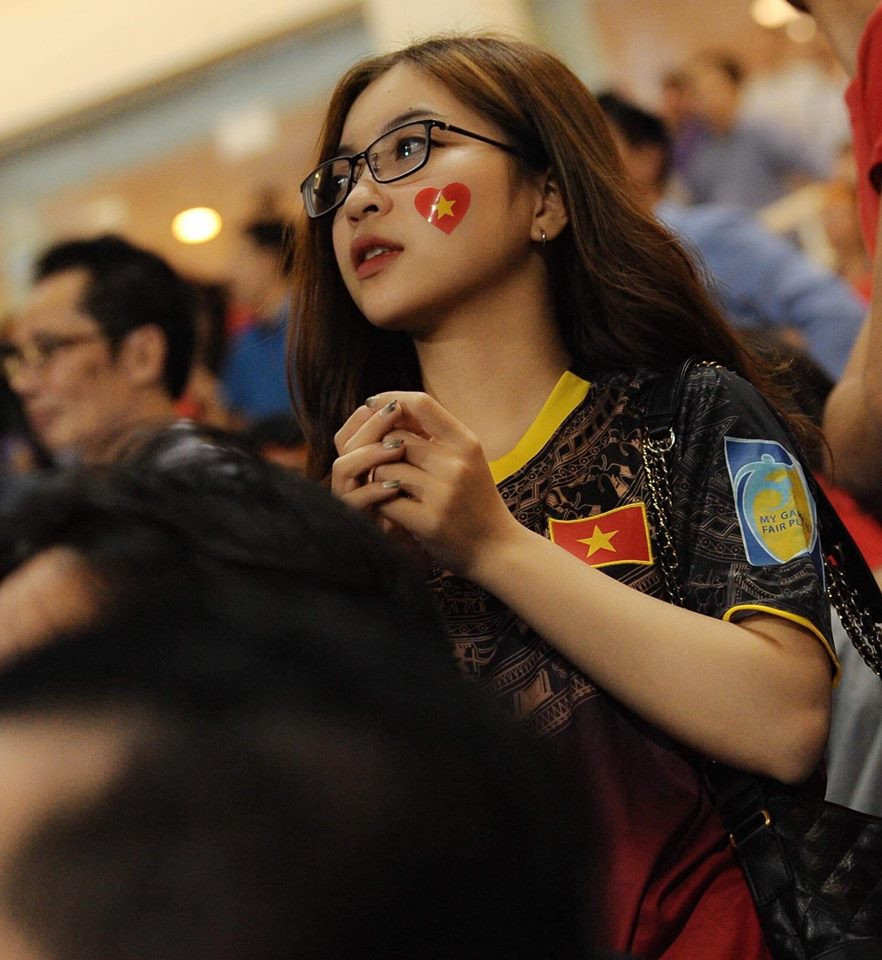 Quá hạnh phúc, vui mừng và vỡ òa với chiến thắng của các chiến binh áo đỏ, Nhật Lê đăng tải hình ảnh xinh đẹp với dòng chú thích: "Việt Nam Vô Địch. Không nói nhiều, đi bão thôi cả nhà ơi". Hình ảnh hot girl Quảng Nam như đang trên khán đài trực tiếp cổ vũ thu hút sự chú ý.