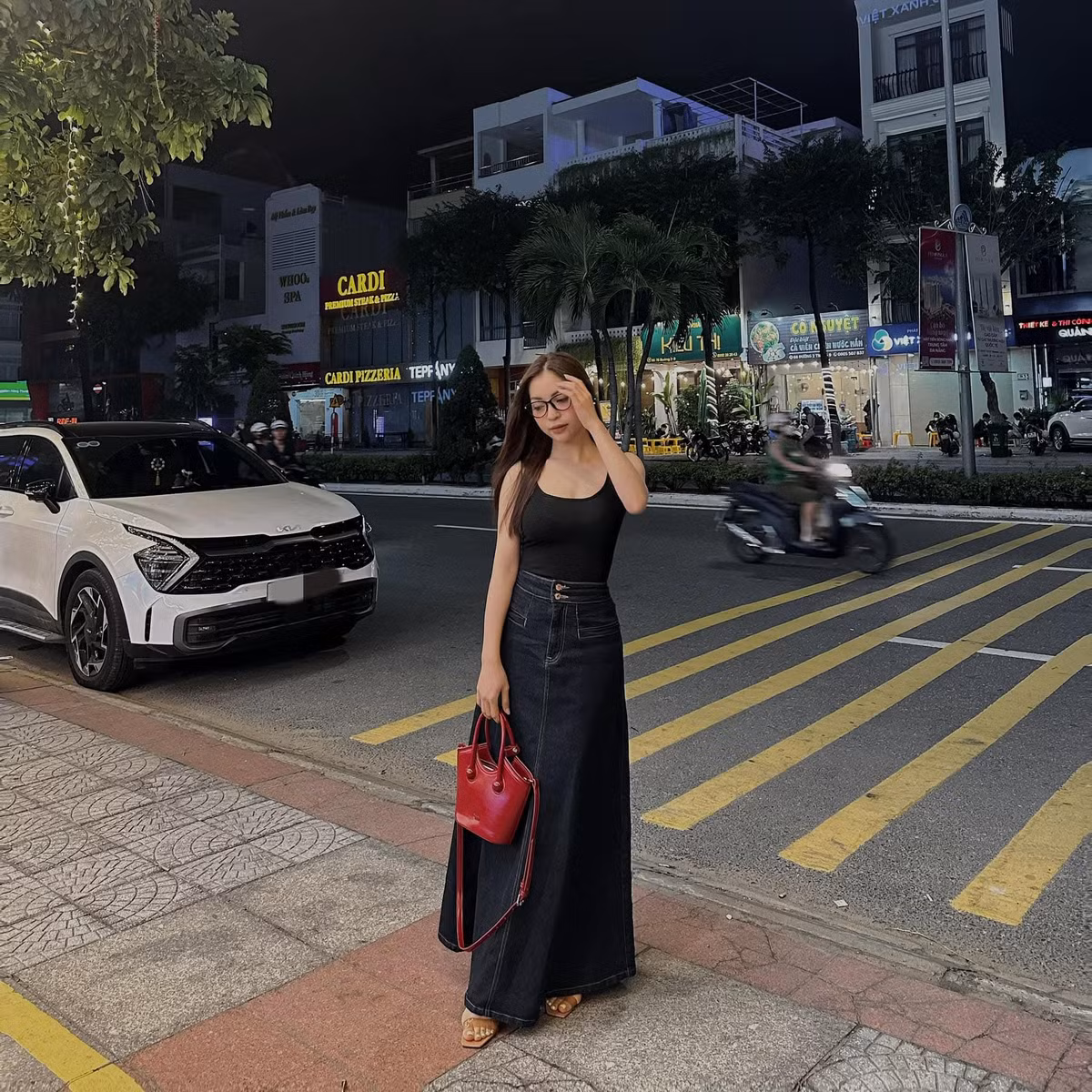 Nhật Lê gây ấn tượng với nụ cười tươi rói, vóc dáng thon thả, để lộ xương quai xanh quyến rũ trong bộ đồ thể thao gọn gàng, tôn dáng.