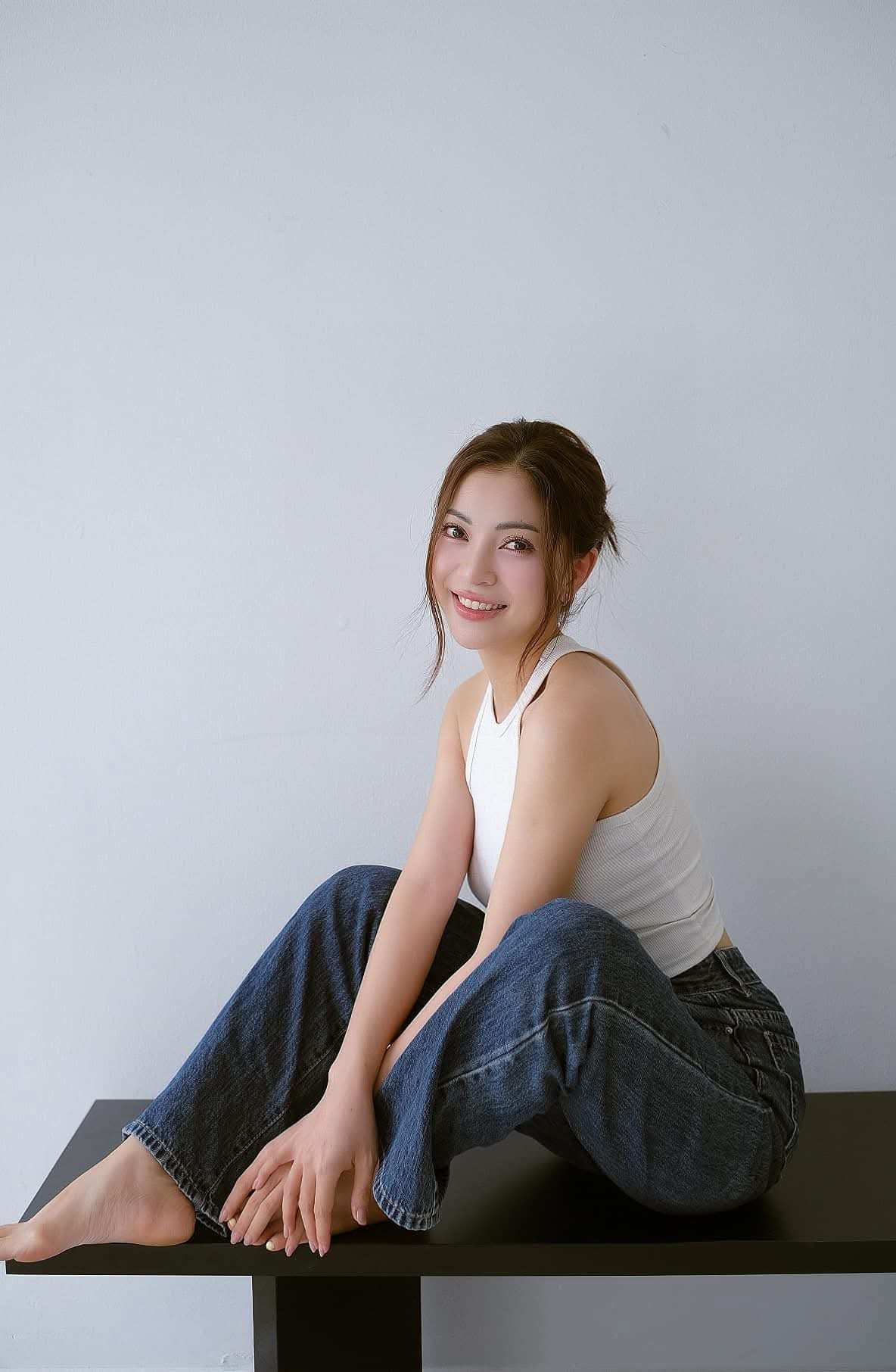 Nhật Lê đã lập gia đình, dáng vẻ mang nét trưởng thành, chín chắn hơn thời còn là sinh viên đại học.